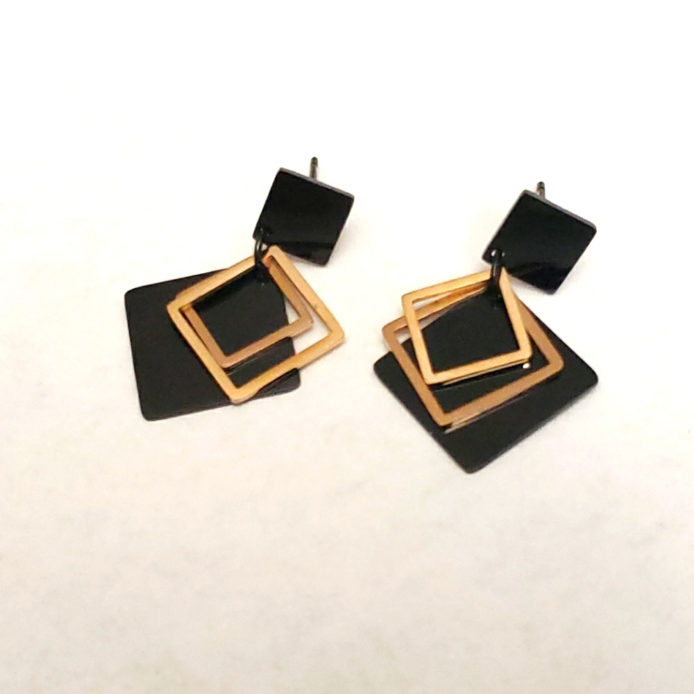 Modern light weight earrings.